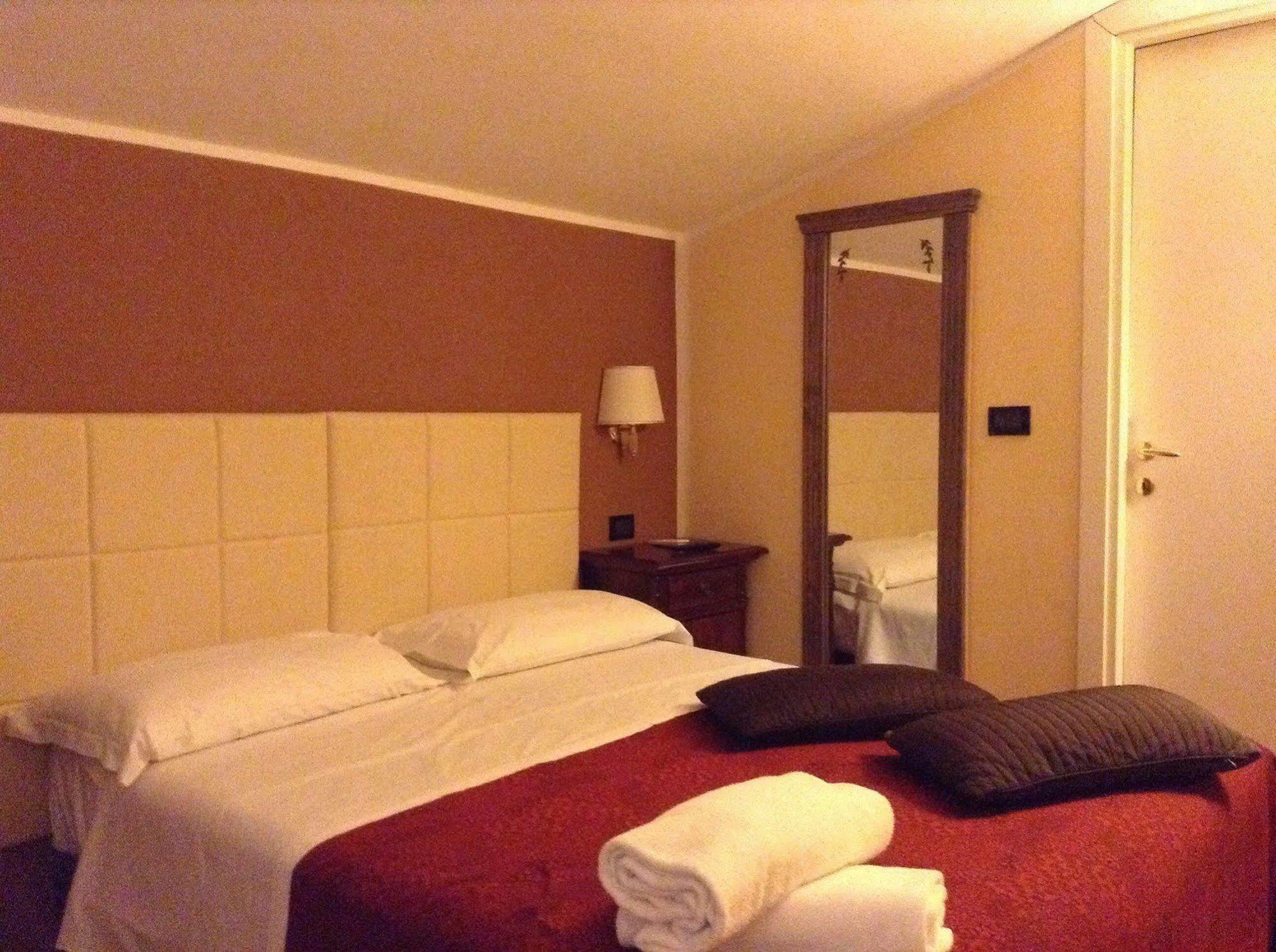 רומא Hotel Domus Tiberina מראה חיצוני תמונה